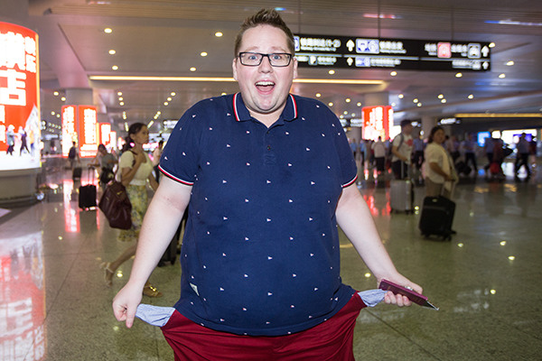 Thomas Derksen, a German known for his funny online videos that make fun of Shanghai life, spent a day relying on only smartphone payment apps in Hangzhou. (Photo/China Daily)
