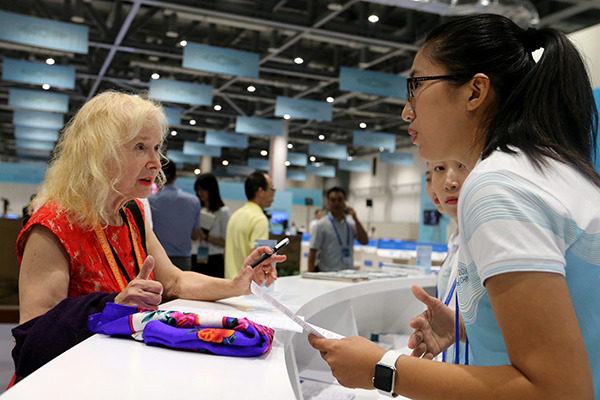 A volunteer responds to a US reporter's questions in the media center at the G20 Summit venue on Thursday. The center opened on Sept 1, 2016. (Photo/China Daily)