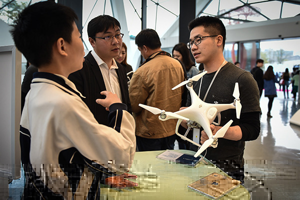 A man introduces DJI's Phantom4 drone in Shenzhen, Guangdong provicne. (Photo/Xinhua)