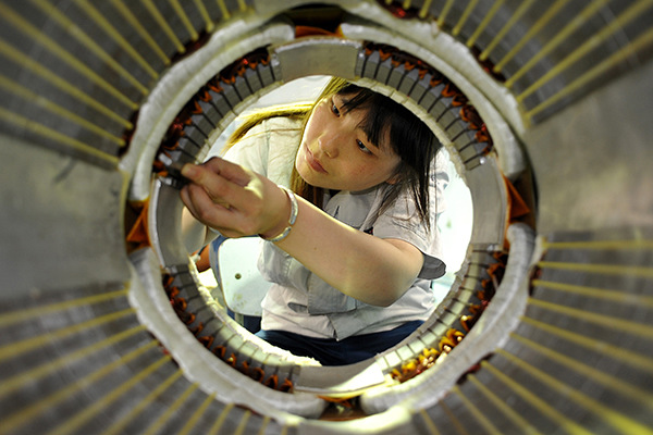 A student works on an electric motor at the Shanxi Yongji Advanced Technician School, which has trained 12,000 skilled technicians since it was established in 1974. (Photo/China Daily)