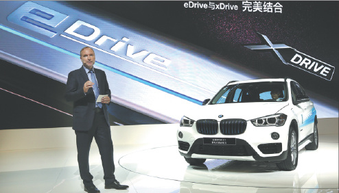 Jochen Goller, senior vice-president of sales and marketing at BMW Brilliance Automotive Ltd, unveils the all-new BMW X1 Plug-in Hybrid in Chengdu on Sept 2, 2016. (Photo provided to China Daily)