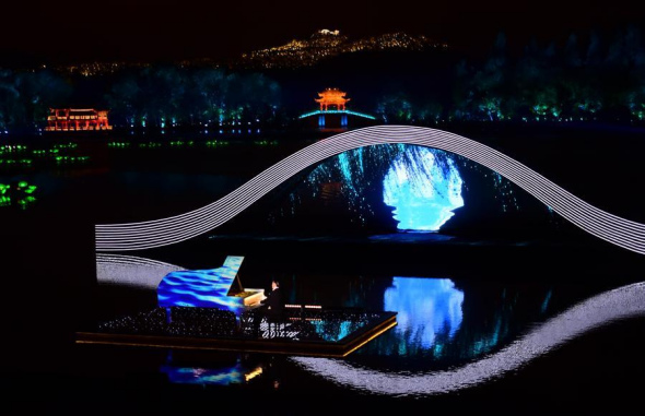 A pianist performs at the evening gala for the G20 Leaders Summit in Hangzhou, September 4, 2016.(Photo/Xinhua)