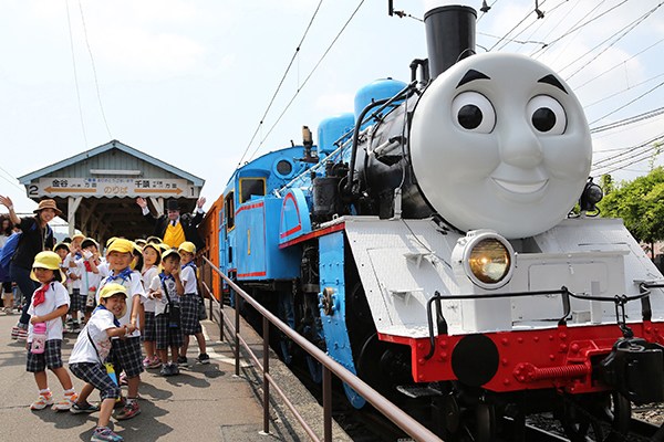 Schoolchildren stand on the platform next to a life-sized Thomas the Tank Engine at Shinkanaya station in Shimada in Shizuoka prefecture, west of Tokyo. (Photo provided to China Daily)
