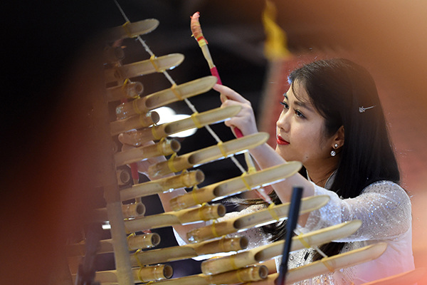 A Vietnamese artist plays folk music at the China-ASEAN Exposition held in Nanning, capital of Guangxi Zhuang autonomous region. (Photo/Xinhua)