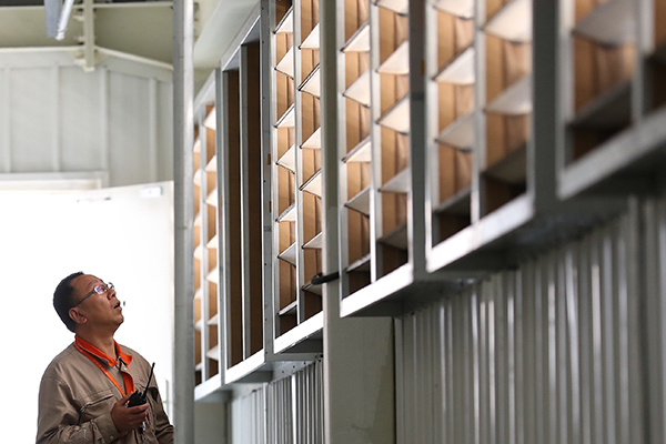 An engineer examines equipments at Alibaba's data center in Zhangbei county, Hebei province, Sept 11, 2016. (Photo/China Daily)