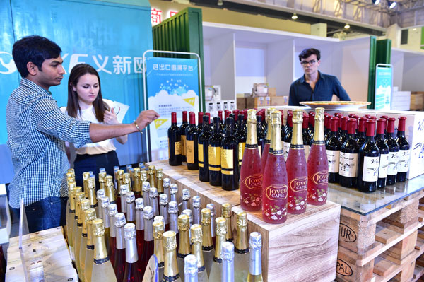 Consumers select imported wine at a free trade port zone in Qingdao, Shandong province. (Cui Pengsen / For China Daily)