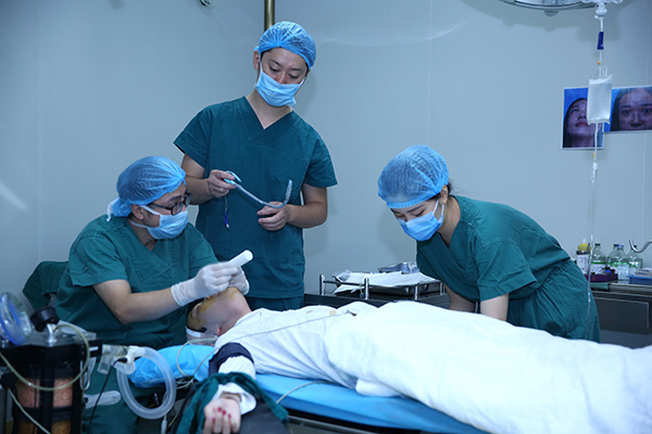 A woman receives a cosmetic surgery in an operating room in a hospital in Chengdu, Sichuan province. (Photo provided to China Daily)