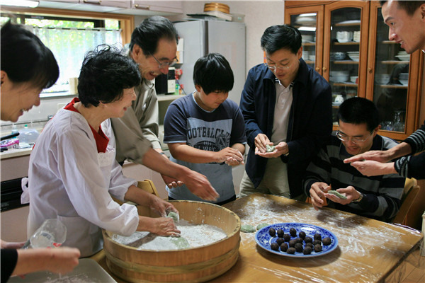 Chinese youth learn how to cook local food in Takatsuo in Japan. They get to experience the Japanese culture by staying in local bed-and-breakfast facilities.PROVIDED TO CHINA DAILY