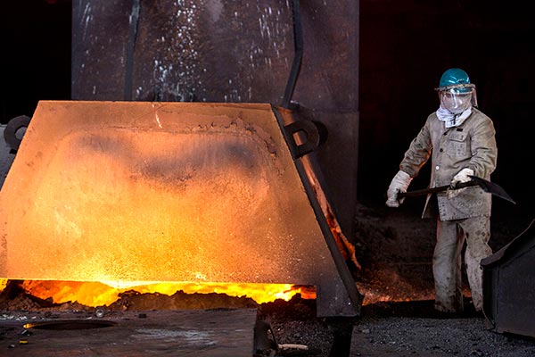 A worker takes quality samples of molten iron from a furnace at Wuhan Iron & Steel Group Corp in Wuhan, Hubei province.(Provided to China Daily)