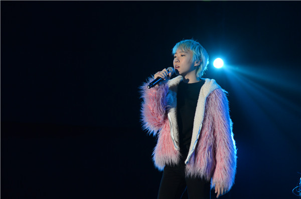 Chinese singer Dou Jingtong in performance organized by QQ Music. (Photo provided to China Daily)