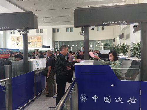 Tourists queue up before Chinese border control at Dandong Railway Station before embarking on a trip to North Korea. (Photo: GT/Chu Daye)