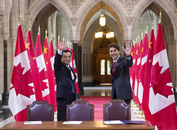 Chinese Premier Li Keqiang (L) his Canadian counterpart Justin Trudeau wave to the media after the signing ceremony of a series of bilateral cooperation documents in Ottawa September 21, 2016. Photo/Xinhua