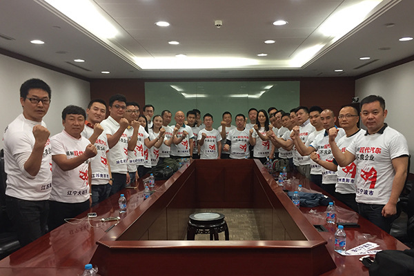 Hyundai dealership owners protest in Hyundai Motor Group (China) Ltd's office building in Beijing. They asked for compensation for Hyundai's alleged premeditated plan to shut down their network for imported cars. (Photo/China Daily)