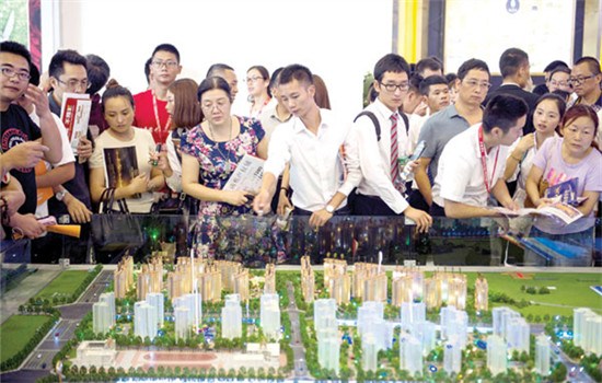 Prospective buyers attend a real estate trade fair in Chengdu, capital of Sichuan province, on Monday. People will only be allowed to purchase one property in certain areas of the city, while those buying a second property will need to make a down payment of no less than 40 percent of the purchase price, the local government said. (PROVIDED TO CHINA DAILY)