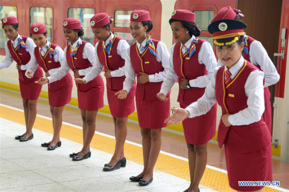 Chinese conductor Ding Jihua (R) trains the Ethiopian attendants at a railway station in suburban Addis Ababa, Ethiopia, Oct 1, 2016.(Photo/Xinhua)