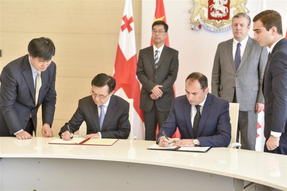 Chinese Commerce Minster Gao Hucheng (2nd L, front) and Georgian Vice Prime Minister and Minister of Economy and Sustainable Development Dimitry Kumsishvili (2nd R, front) sign on the memorandum of understanding in Tbilisi, Georgia, Oct. 5, 2016. China and Georgia on Wednesday substantially concluded their Free Trade Agreement (FTA) negotiations, with a landmark memorandum of understanding signed in Tbilisi. (Xinhua/Giorgi Induashvili)