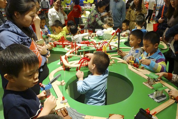 The newly opened Hamleys in Nanjing, Jiangsu province, gives children a hands-on experience. (Photo by Wang Luxian/For China Daily)