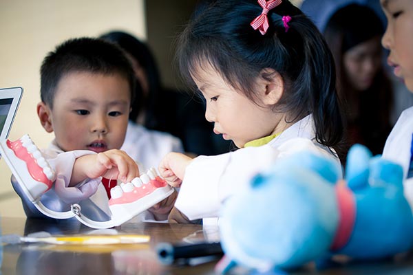 Kids learn about dentistry during a children's day at Malo Dental Clinic in Beijing. (Photo provided to China Daily)
