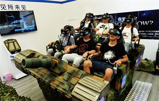 Visitors experience an interactive game with VR glasses during the ChinaJoy 2016 in East China's Shanghai municipality, July 28, 2016. (Photo/Xinhua)