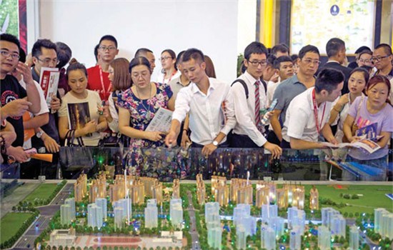 Prospective buyers attend a real estate trade fair in Chengdu, capital of Sichuan province, on Oct 3, 2016. (Photo/For China Daily)