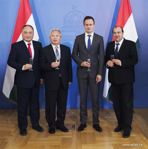 (From L to R) BYD Europe's managing director, Isbrand Ho, China's ambassador to Hungary Duan Jielong, Hungarian Minister of Foreign Affairs and Trade Peter Szijjarto and Mayor of Komarom, Attila Molnar attend a press conference in Budapest, Hungary, on Oct. 10, 2016. (Photo: Xinhua/Marton Kovacs)