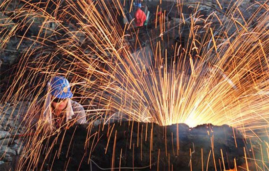 A man works at a workshop of the Dongbei Special Steel Group Co Ltd in Dalian, Northeast China's Liaoning province. (Photo/China Daily)