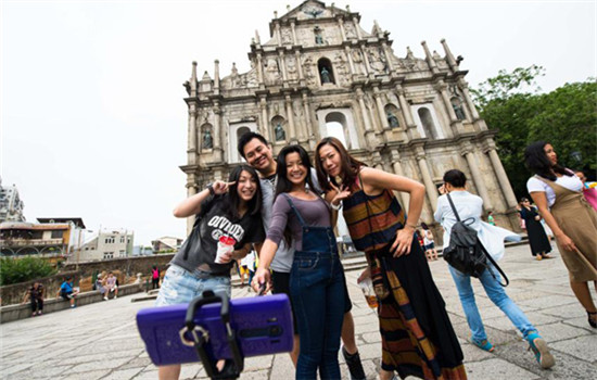 Tourists pose for photos at the Ruins of St. Paul's in Macao, South China, Oct 9, 2016. (Photo/Xinhua)