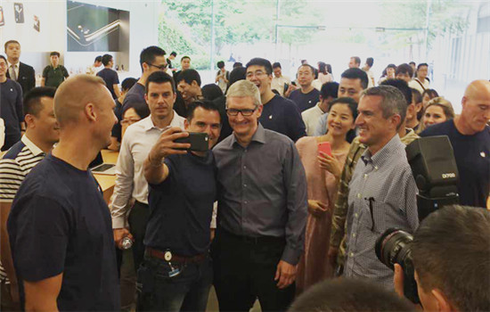 Tim Cook visits an Apple Store in Shenzhen, South China's Guangdong province, on Oct 12, 2016.(Photo by Chai Hua/chinadaily.com.cn)