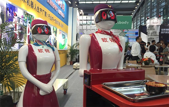 Smart waitresses,developed by Shenzhen Okagv Company Limited, are seen at the China Hi-tech Fair, which opens in Shenzhen, Guangdong province,on November 16, 2015. (Photo by Qiu Quanlin/China Daily)