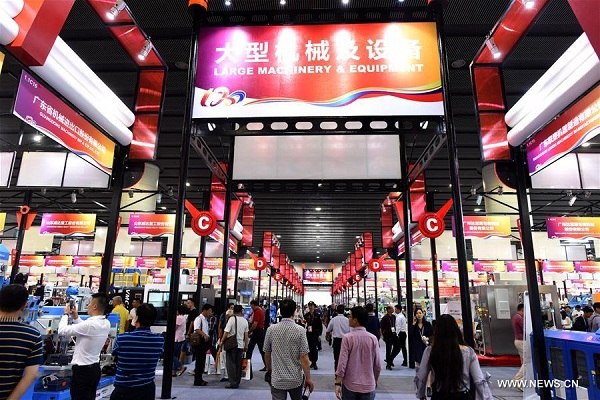 People choose mechanical equipments during the 120th China Import and Export Fair, or the Canton Fair, in Guangzhou, capital of south China's Guangdong Province, Oct. 15, 2016. A total of 24,553 enterprises from home and abroad participated in the fair which kicked off here Saturday. (Xinhua/Lu Hanxin)