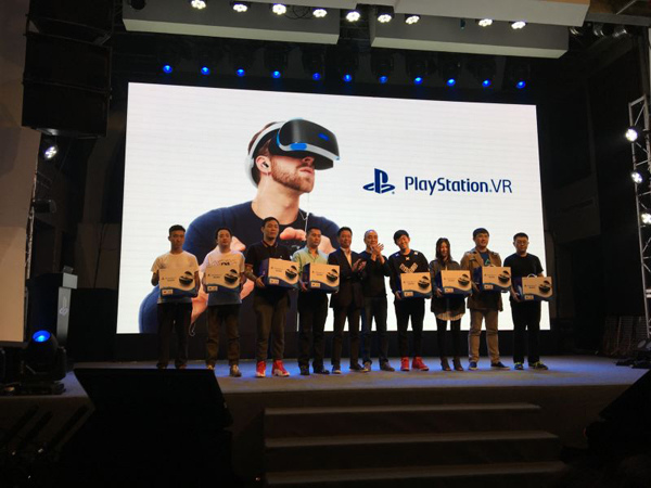 A group of Chinese early adopters, who were invited as user representatives to participate in an event held by Sony PlayStation on October 13, 2016, received the delivery of the newly-launched PS VR on site. (Photo:chinadaily.com.cn/Liu Zheng)