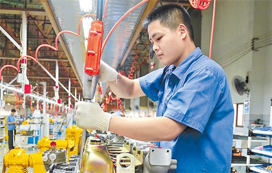 A Yuchai worker assembles a diesel engine at a workshop in Yulin, Guangxi Zhuang autonomous region. More than 90 percent of Yuchai Machinery's sales are now concentrated in Southeast Asia, the Middle East, South America and Africa where infrastructure construction is taking off. (Photo provided to China Daily)