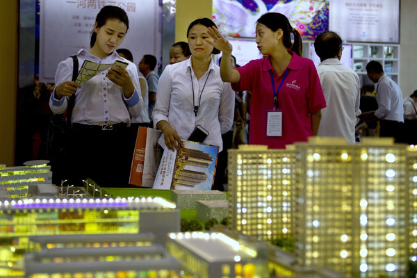 Potential homebuyers visit a housing expo in Chengdu, Sichuan province. (Photo provided to China Daily)
