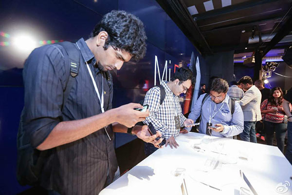 Indian customers experience the Mi 5, Xiaomi's latest flagship devices on March 31, 2016. (Photo provided to chinadaily.com.cn)