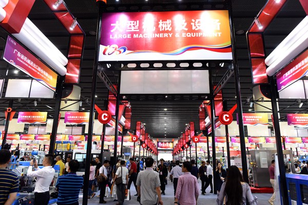 Visitors at the machinery section of the Canton Fair in Guangzhou, Guangdong province. (Photo/Xinhua)