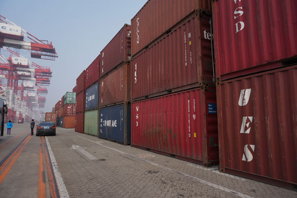 Containers at the Yingkou port in Yingkou city, Northeast China's Liaoning province on Oct 19, 2016. (Photo by Yao Yao/ chinadaily.com.cn)