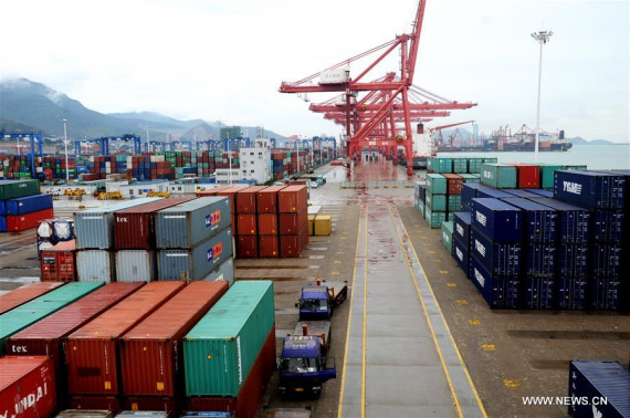 Photo taken on Oct. 1, 2016 shows a container terminal in Lianyungang, east China's Jiangsu Province.  (Photo: Xinhua/Wang Chun)