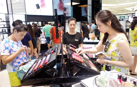 Tourists select cosmetics at Sanya Haitang Bay International Shopping Mall.(Photo by Huang Yiming/China Daily)