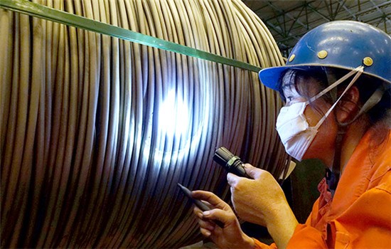A worker at a steel factory in Dalian, Northeast China's Liaoning province, Sept 1, 2016. (Photo/China Daily)