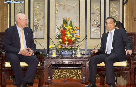Chinese Premier Li Keqiang (R) meets with former U.S. Treasury Secretary Henry Paulson at the Diaoyutai State Guest House in Beijing, capital of China, Oct. 20, 2016. (Xinhua/Ding Lin)