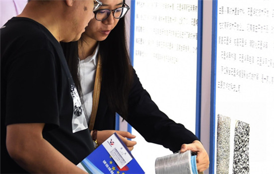 Visitors learn more about grapheme products at an inter national expo in Harbin, Heilongjiang province. (Photo/Xinhua)