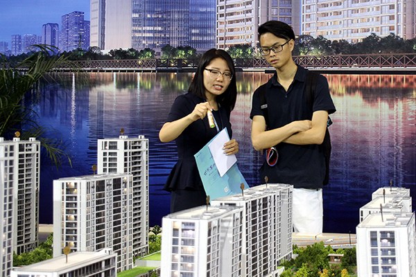 A visitor learns about a property project at a housing expo in Suzhou, Jiangsu province. (Photo/China Daily)