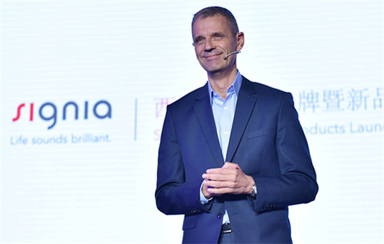 Roger Radke, CEO of Sivantos Group, speaks at the launching ceremony of Signia in Beijing on October 25, 2016. (Photo provided to chinadaily.com.cn)