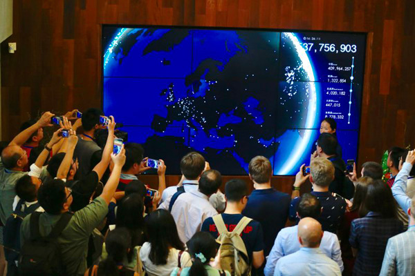 Reporters from Chinese and Russian media outlets visit the headquarters of WeChat in Tianhe district, Guangzhou, Guangdong province, on Oct 28, 2016. (Zhu Xingxin/chinadaily.com.cn)