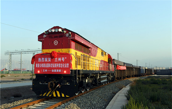 A Lanzhou-Katmandu freight train sets out from Lanzhou International Harbor Area on Oct 31, marking the opening of its regular service. (Photo/Xinhua)