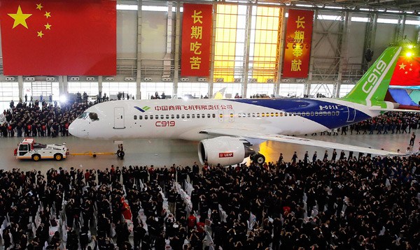 The C919 passenger jet was unveiled as it was rolled out from the final assembly line in Shanghai on Nov 2, 2015. Yin Liqin / For China Daily