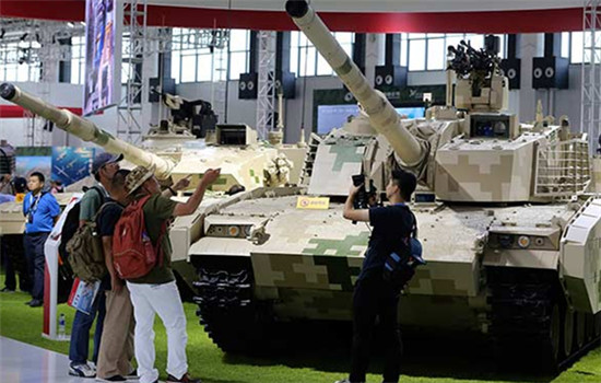 A VT-5 tank is on public display at the Zhuhai Air Show in Guangdong province on Wednesday.(Feng Yongbin / China Daily)