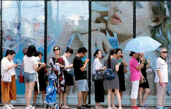 Buyers line up outside a duty free shop which opened in downtown Shanghai, Aug 8, 2016. (YIN LIQIN/FOR CHINA DAILY)