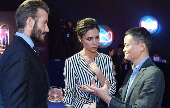 Jack Ma, chairman of Alibaba Group Holding Ltd, chats with David Beckham and his wife Victoria at a reception, in the run up to the Singles Day (Nov 11) shopping festival in Shenzhen, Guangdong province, on Nov 10, 2016. (Provided to China Daily)