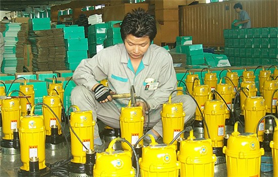 A man works at the plant of Shimge Pump Industry Group Co Ltd in Wenling, Zhejiang province. (Photo/China Daily)